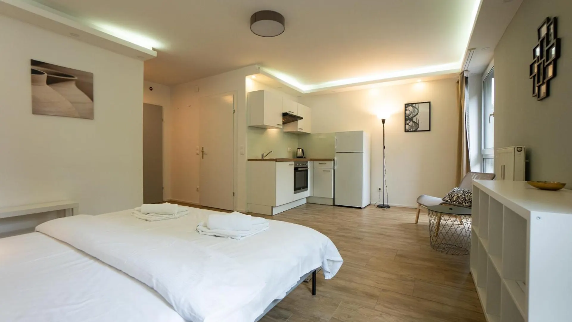 Modern Studio With Queen-Size Bed, Self Check-In Vienna Apartment