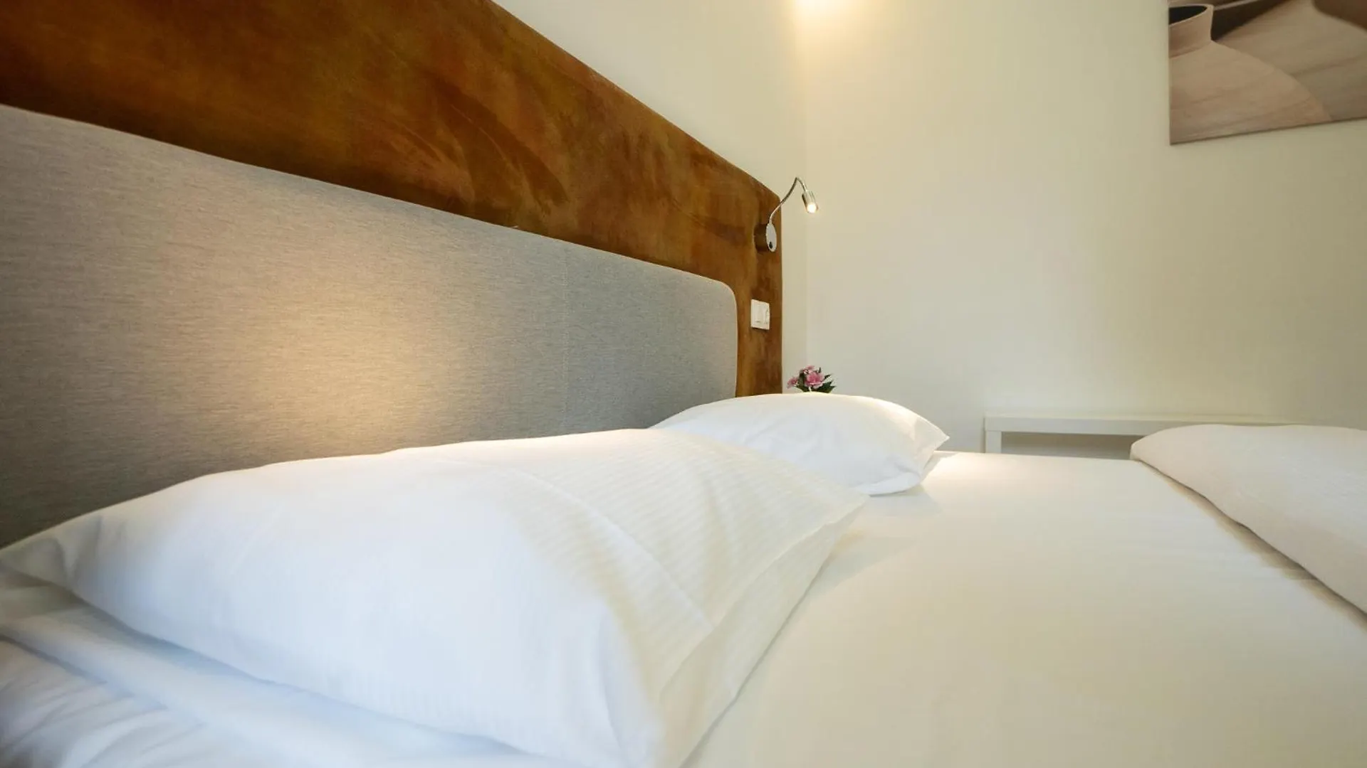 Modern Studio With Queen-Size Bed, Self Check-In Vienna Apartment